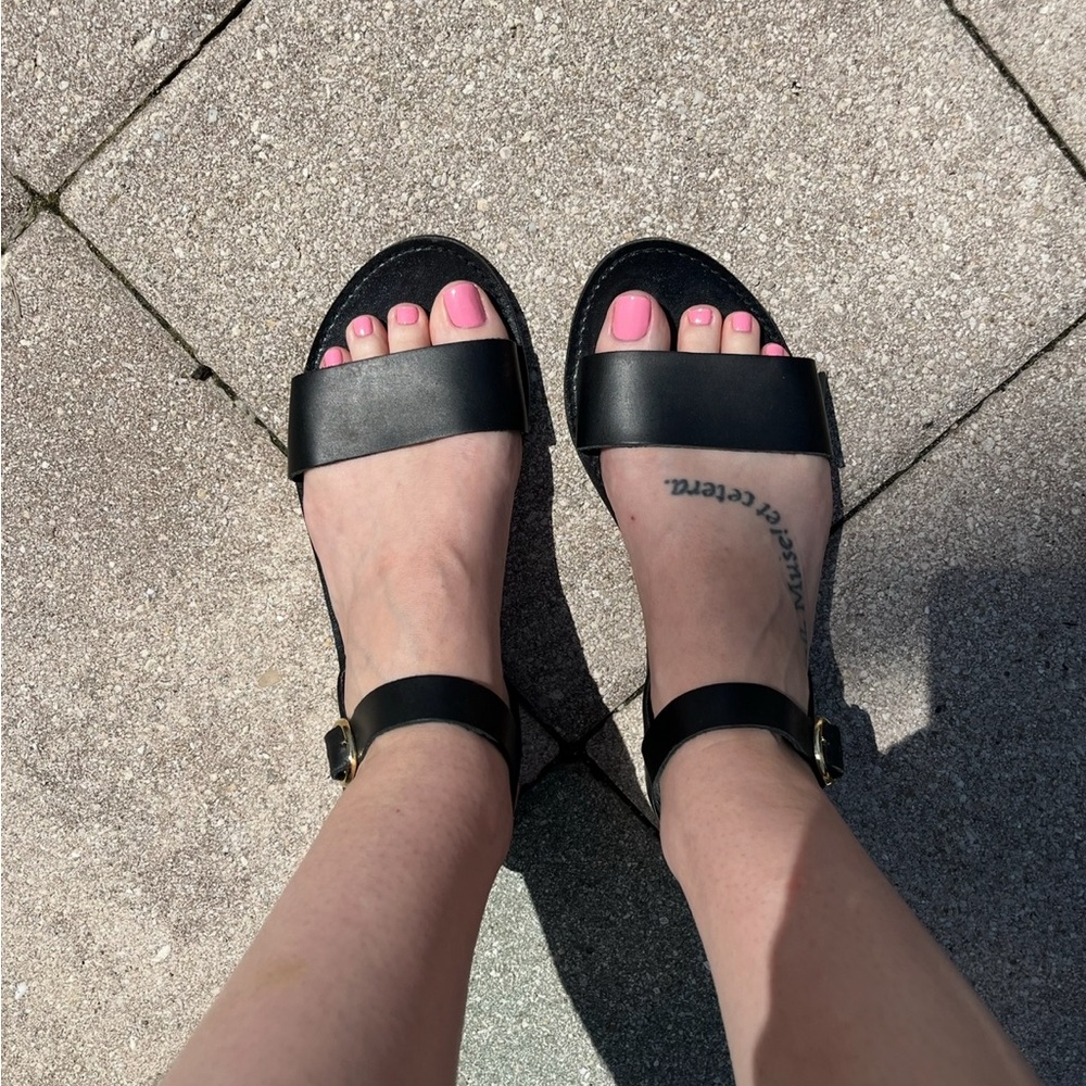 EUC Steve Madden Leather Dina Sandal in Black